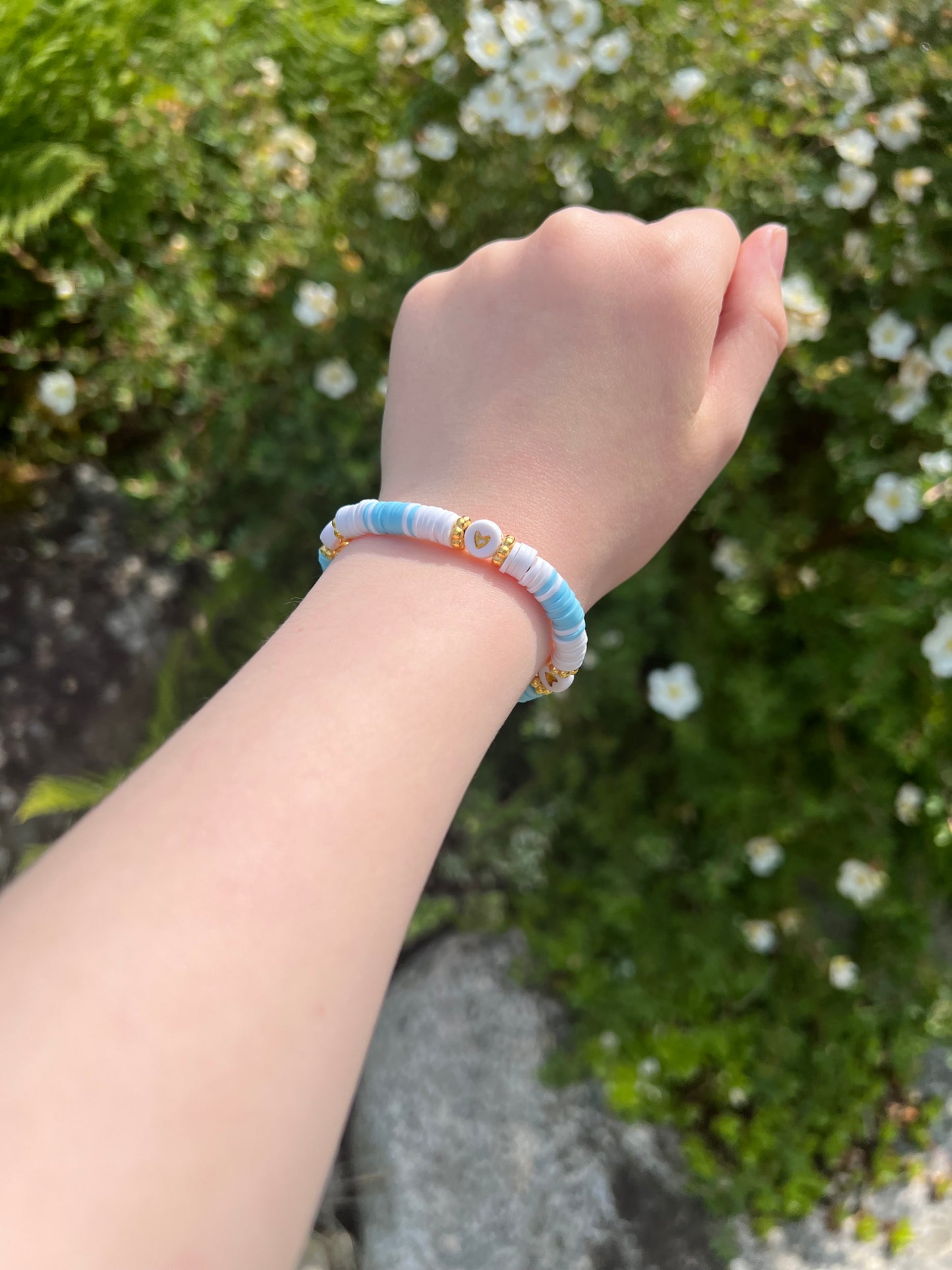 Blått armbånd med hjerter💛🩵