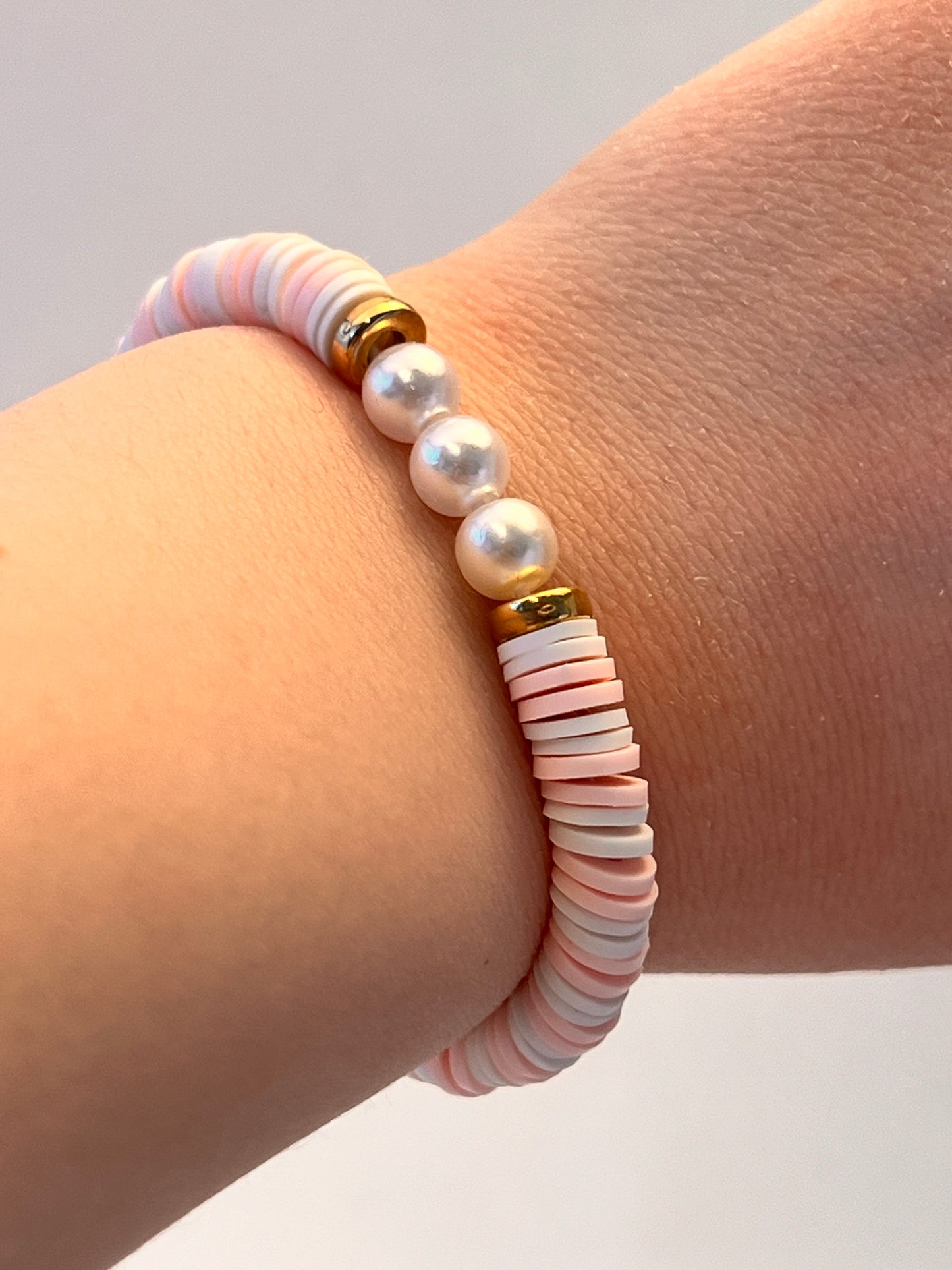 Hvitt og rosa armbånd🩷