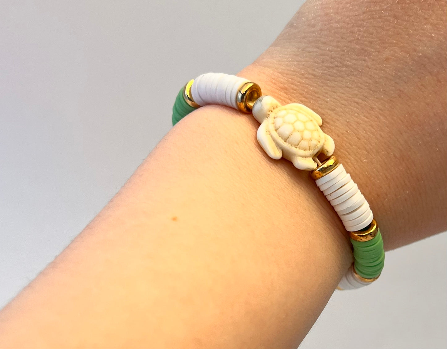 Grønt armbånd med skilpadde💚