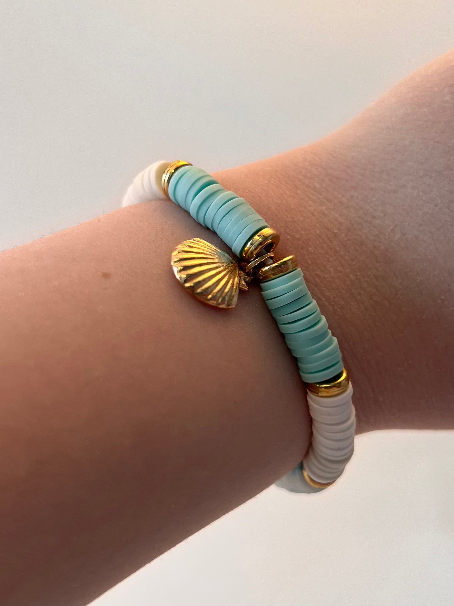 Blått og hvit armbånd med skjell🩵🤍