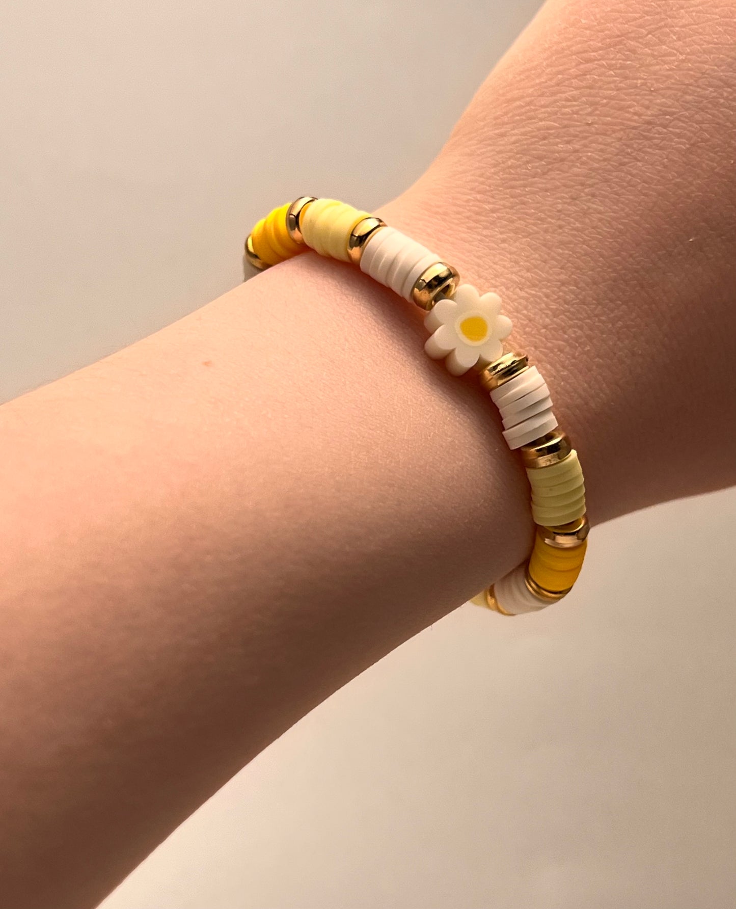 Gult armbånd med blomst💛🌼