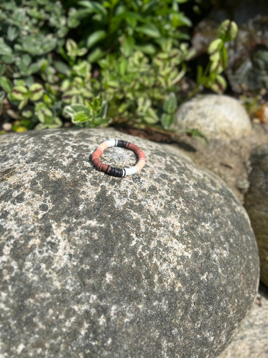 Beige, hvitt og svart armbånd🖤🤍🤎