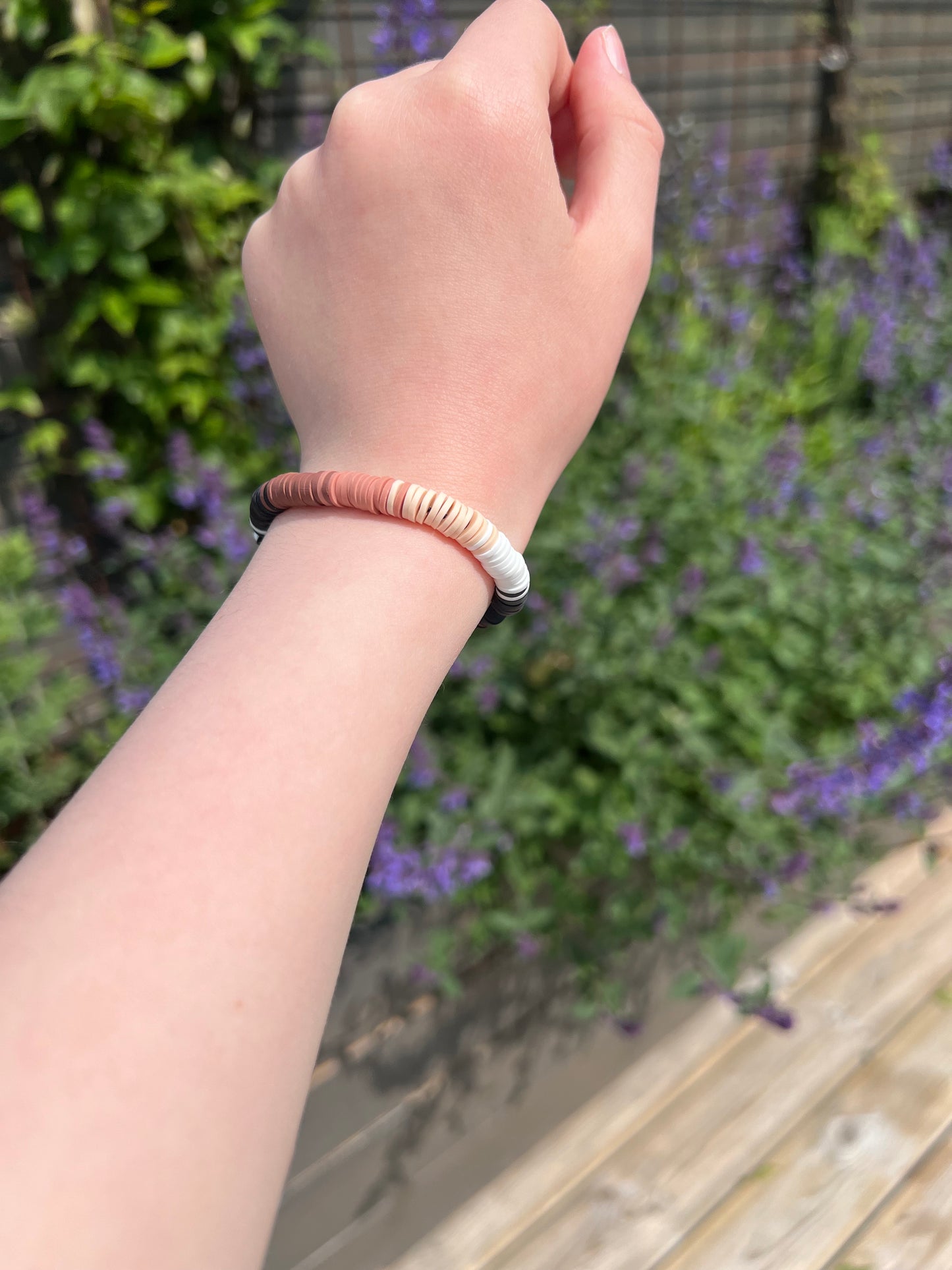 Beige, hvitt og svart armbånd🖤🤍🤎